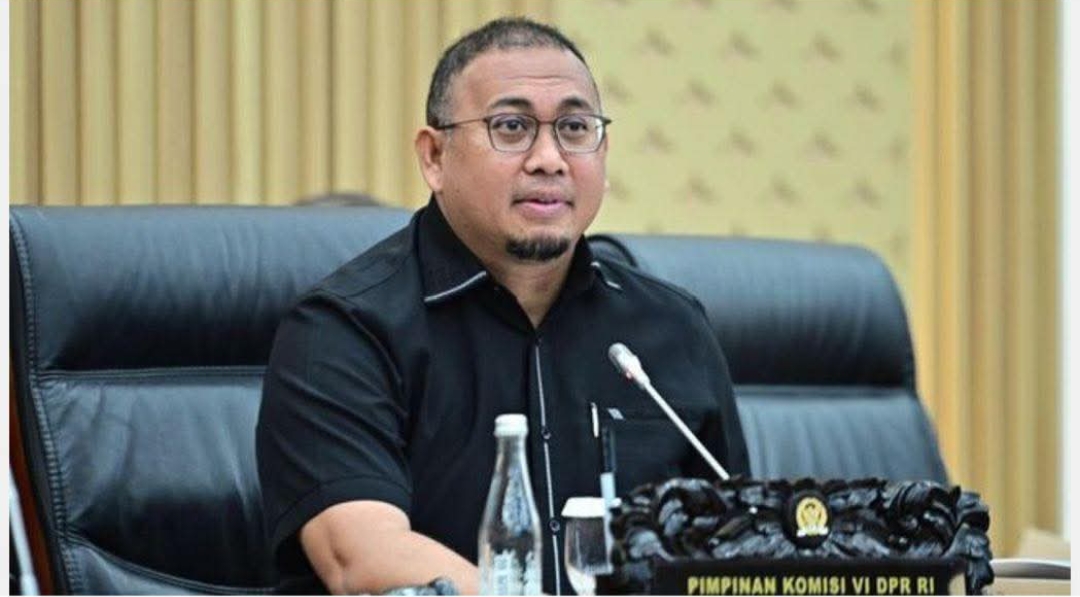 Wakil Ketua Komisi VI DPR RI Fraksi Gerindra : Andre Rosiade Saat Teleconference dengan Bupati Eka Putra dan Sekretaris Direktorat Jenderal Prasarana Strategis Kementerian PU Essy Asiah.