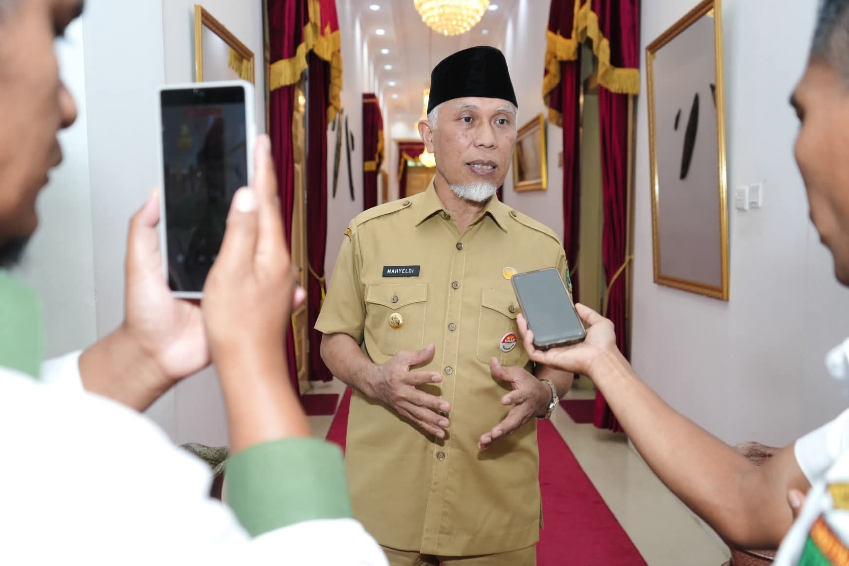 Gubernur Sumatera Barat : Mahyeldi Ansharullah Saat Jumpa Pers
